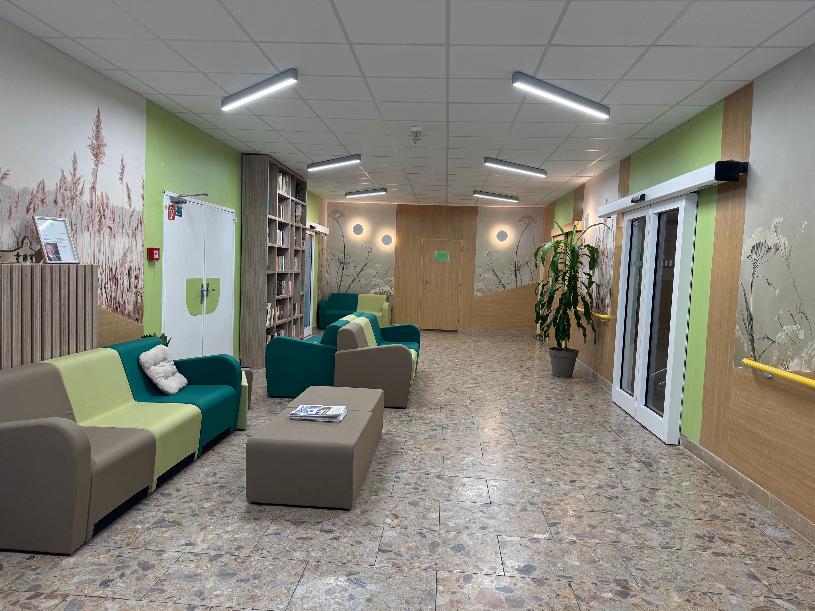 Hlavná chodba s knižnicou